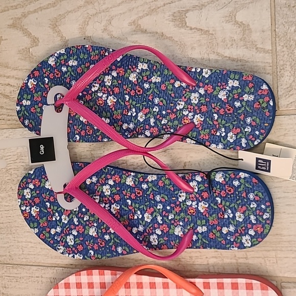 3 Pair of BNWT Flip Flops Two GAP & One Pair of Old Navy in a Size 10. - Picture 2 of 8